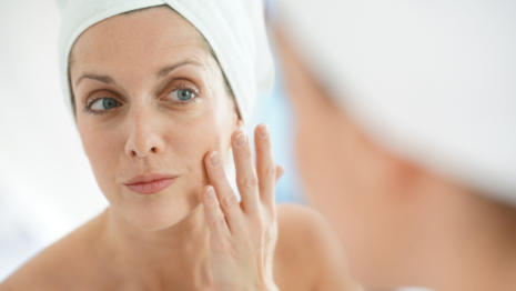 žena si maže pokožku produktom Bepanthen DERMA