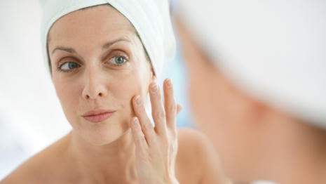 Žena s uterákom na hlave aplikujúcim krém Bepanthen DERMA
